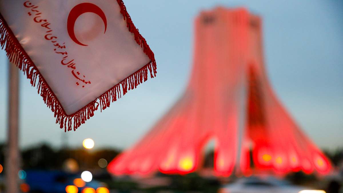 به مناسبت روز جهانی صلیب سرخ و هفته هلال‌احمر برج آزادی به رنگ سرخ درآمد